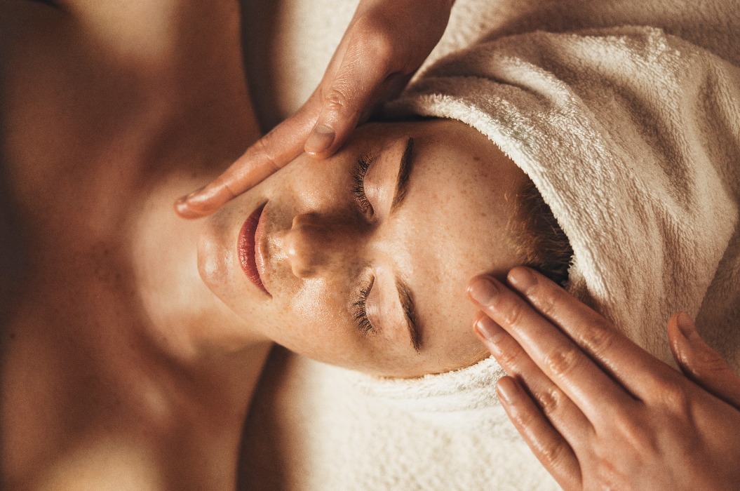 Nahaufnahme einer jungen Frau, die sich in einem Schönheitssalon einer Wellness-Massagebehandlung unterzieht. Kosmetologie Schönheit Hautpflege Anti-Aging-Behandlung Verjüngung. Körperpflege, Spa. Schönheit im Gesicht. Frau Schönheit Gesicht. Gesunder Lebensstil.
